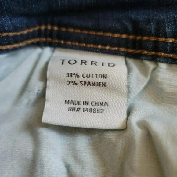 Torrid Mid Rise Flare Jeans Women's Plus Size 26XT  Hem Distressed  NWOT. - Picture 11 of 12